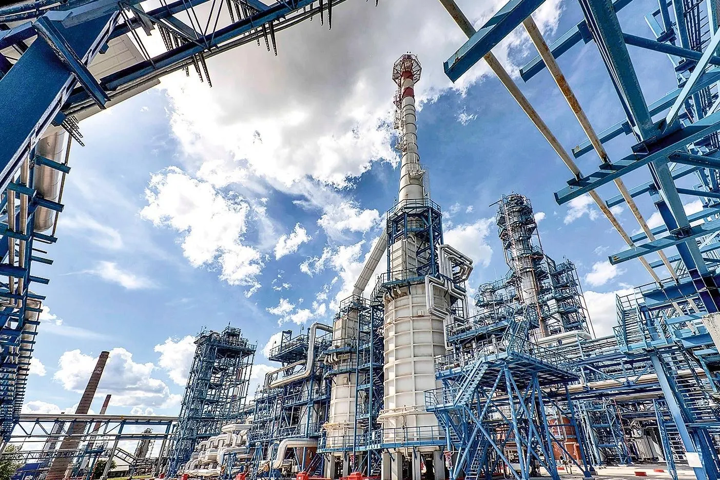 Минфин сообщает, что в июне нефтепереработчики получили 210,6 млрд руб. — субсидии стимулируют оставлять больше бензина и дизеля внутри страны после ударов по НПЗ и перебоев в судоходстве через Ормузский пролив.