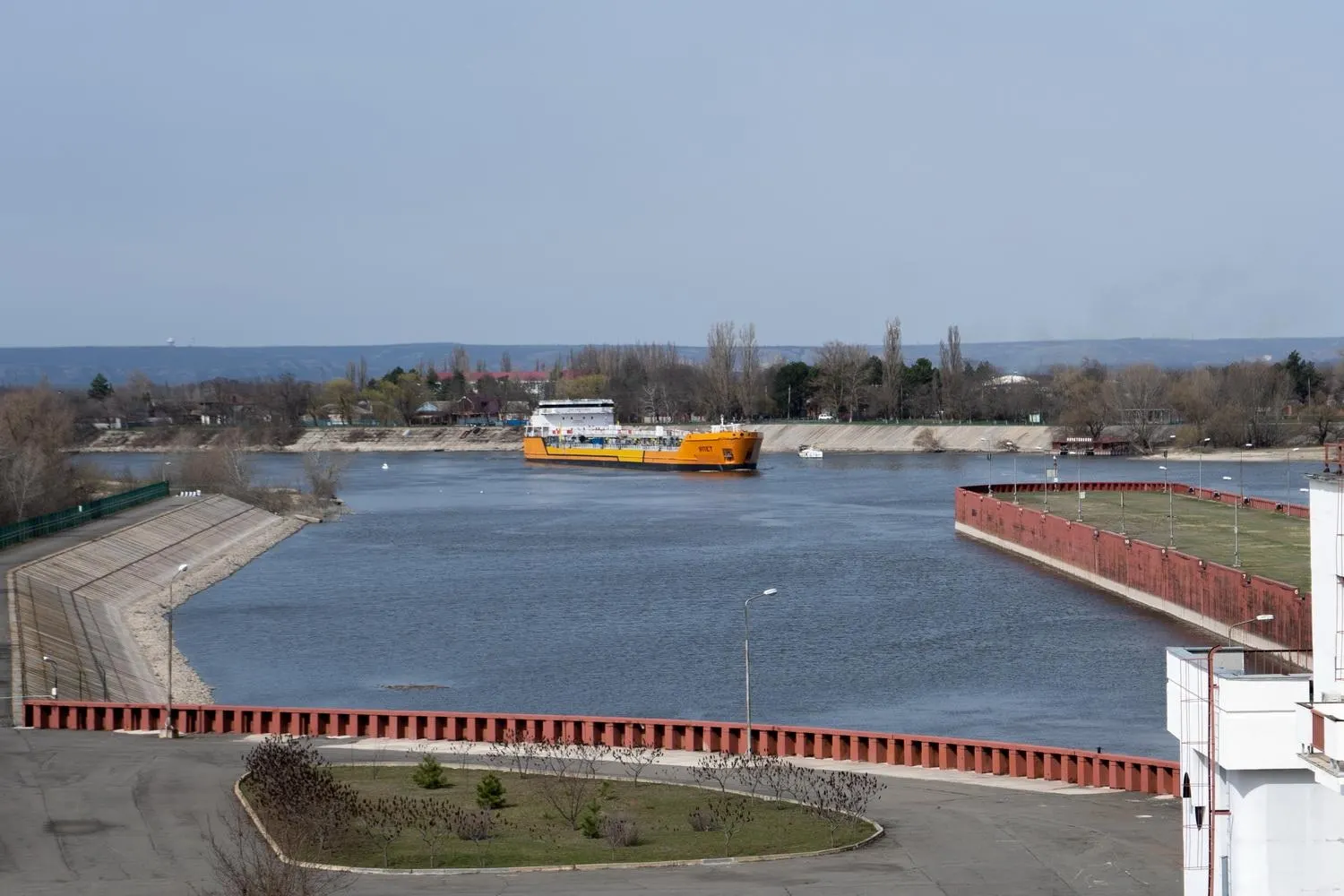 После атак беспилотников в Азовском море Россия приостановила движение по Азово‑Донскому морскому каналу — это может затронуть до четверти экспорта пшеницы, вывозимой через этот путь.