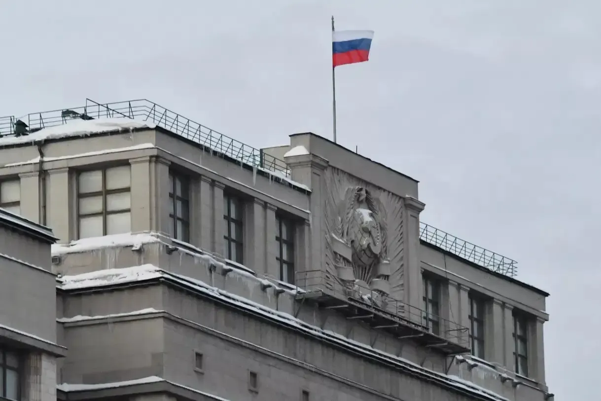 Парламент принял поправки, которые привязывают право иностранца работать в РФ к уровню дохода, вводят автоматический обмен данными о доходах с налоговой и устанавливают новые правила для детей мигрантов и для высококвалифицированных специалистов.