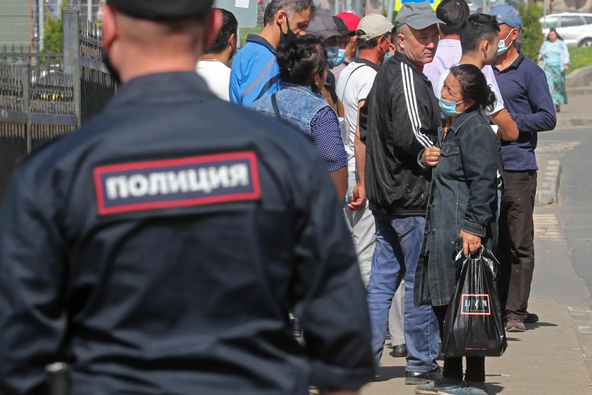 В поправках ко второму чтению проекта о депортации иностранцев предлагают включить в перечень безальтернативного выдворения случаи дискриминации и неповиновения законным требованиям пограничников; изменения одобрены правительством 2 июля.