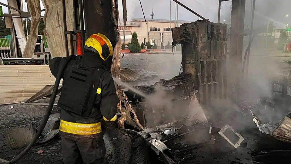 В результате налёта беспилотников по Днепропетровской области пострадали автозаправочные станции, одна женщина погибла, есть раненые. Инцидент совпал с глубоким топливным кризисом в России — падением производства, ростом цен и введением лимитов продаж.