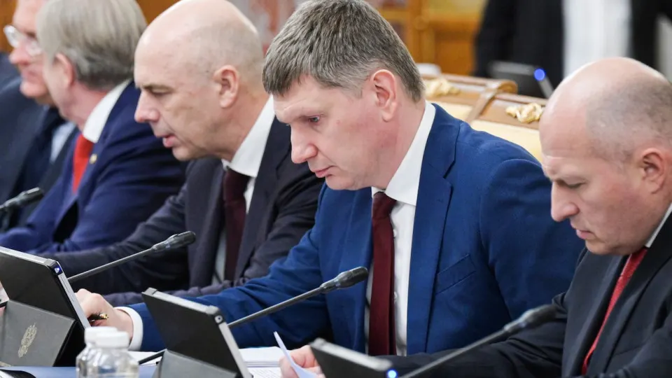 ВВП РФ вырос на 0,2% за январь–май; промышленность в целом стагнирует, инвестиции значительно сократились. Москва и государственный сектор показывают рост, тогда как многие регионы близки к рецессии. Падение цен на нефть и проблемы в нефтепереработке усиливают риски спада к концу года.