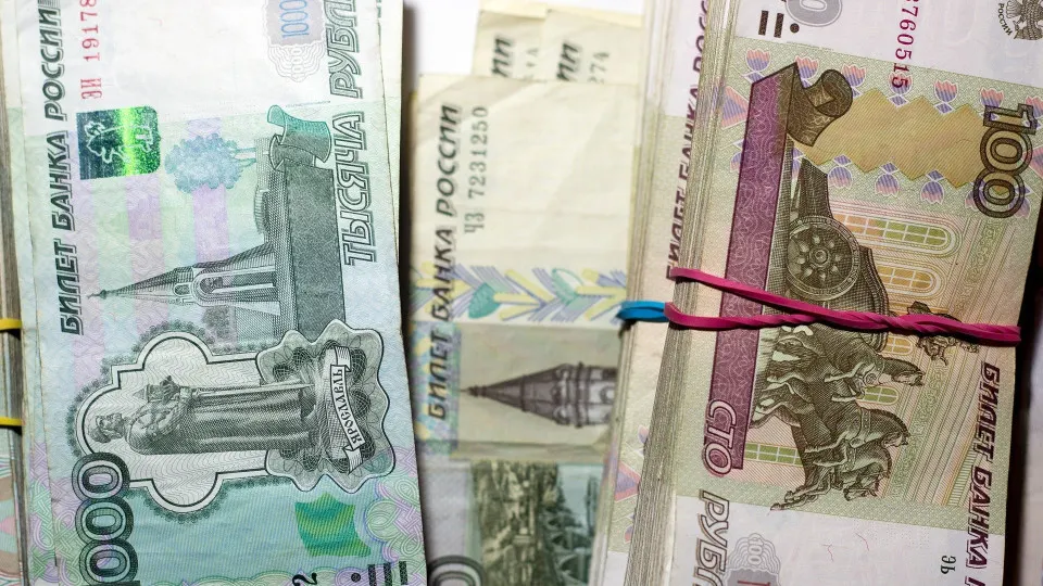 С начала июля объём наличных в обращении вырос более чем на 500 млрд рублей. Ускорение оттока повышает нагрузку на банки, усугубляет проблему невозврата кредитов и повышает спрос на деньги на межбанковском рынке.