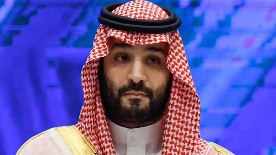 Королевство снизило официальную отгрузочную цену сорта Arab Light на $11 за баррель — впервые с 2020 года саудовская нефть торгуется с дисконтами к региональным бенчмаркам. Это усилило падение цен Brent и Urals и повышает риск бюджетного дефицита.