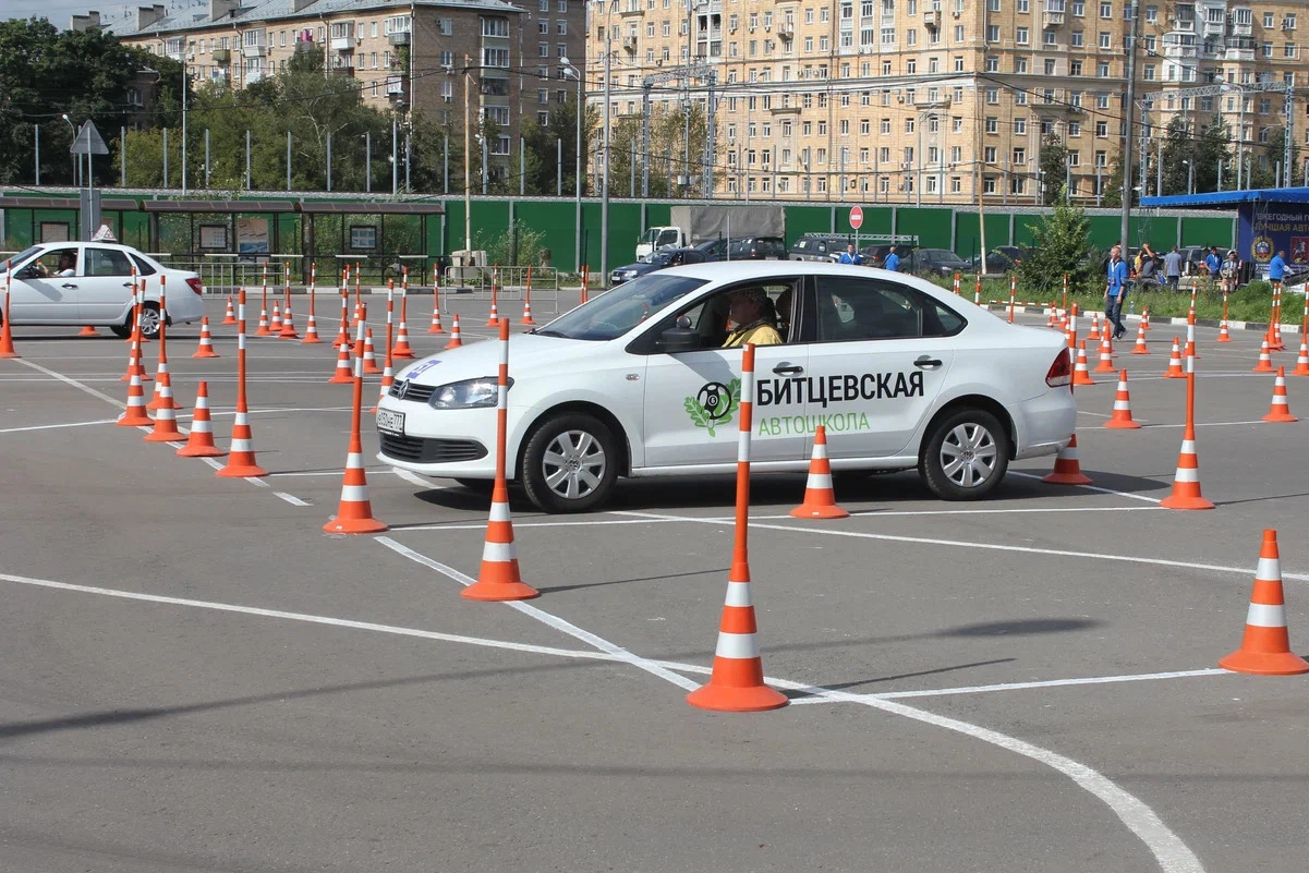 В регионах страны автошколы уже анонсируют подорожание обучения, сокращение практических занятий и риски переносов — в некоторых школах рост тарифов может достигнуть почти 20%. Обучающиеся готовят жалобы и юридические претензии.