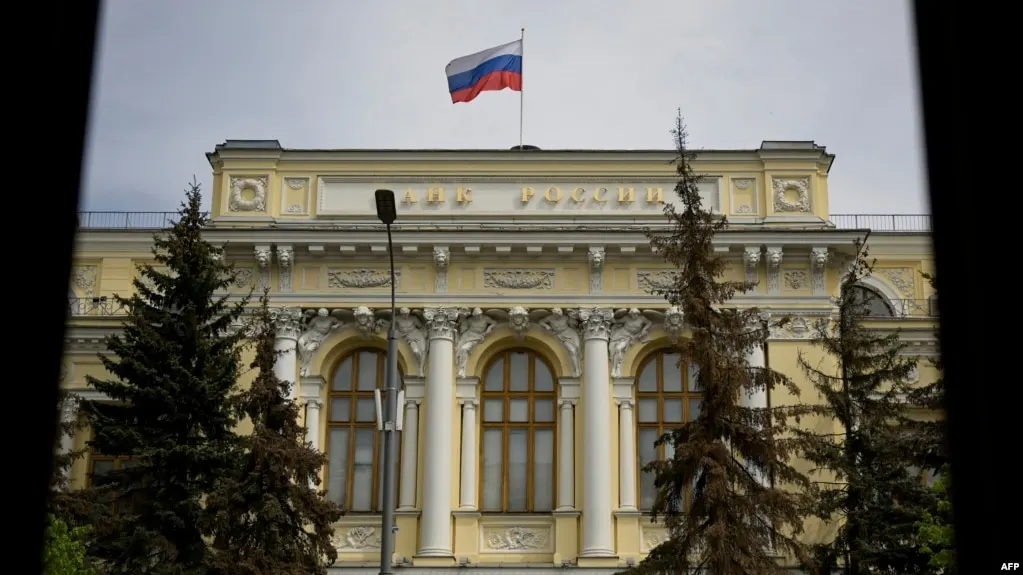 ЦБ расширил список криптоактивов для торговли, установил лимиты для неквалифицированных инвесторов и обозначил сроки вступления закона о цифровых валютах.