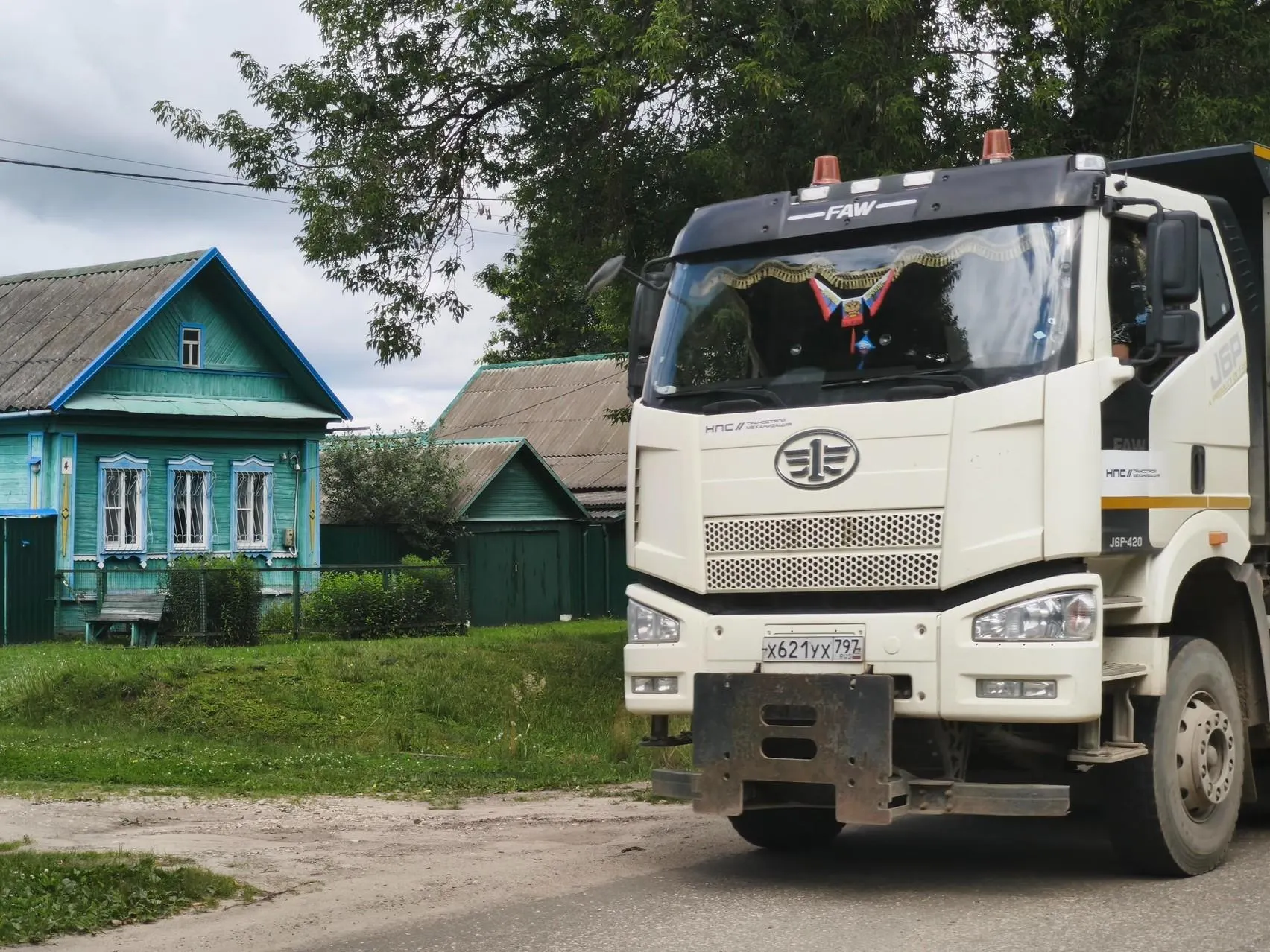 У части жителей забрали жильё, остальные прячутся от многотонных грузовиков и готовятся к соседству с поездами.