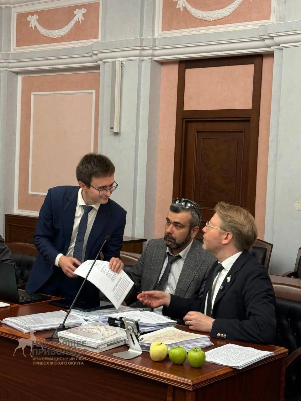 Суд указал на нарушения авторских прав и финансирования кампании как основания снятия; обвинения в экстремизме не рассматривались.