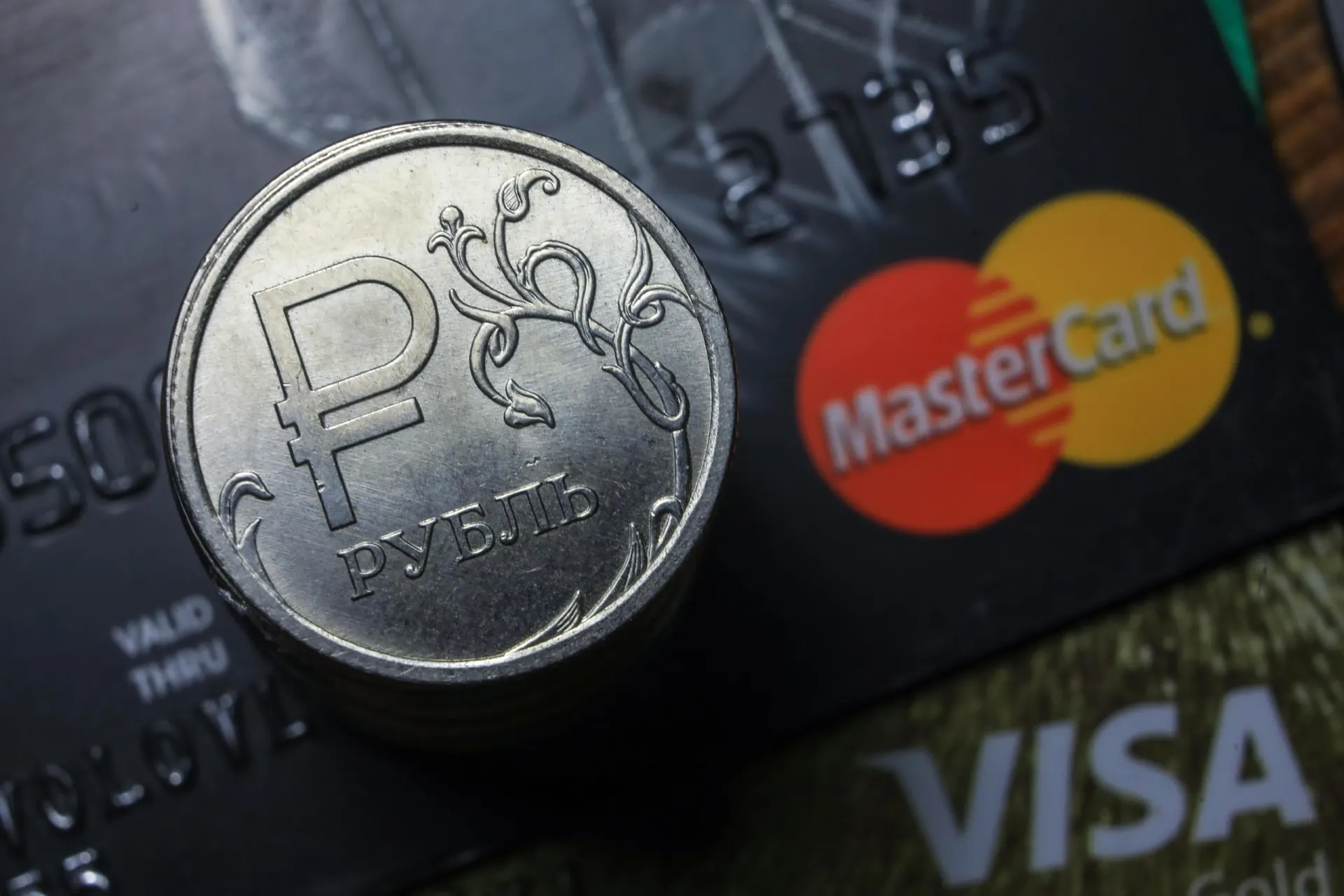 Покупатели сталкиваются с трудностями при оплате картами Visa и Mastercard и при платежах через СБП; причины пока не уточняются.