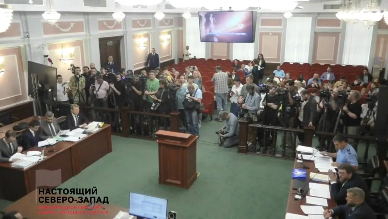 «Родина» требует отменить регистрацию списка «Яблока» на выборах; суд исследует претензии по авторским правам, агитации и признакам экстремизма; в зале присутствуют участники процесса и журналисты.