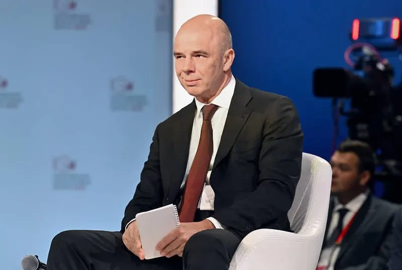 Глава Минфина заявил, что все статьи бюджета обеспечены ресурсами; обязательства будут исполнены в полном объёме. На начало 2026 года дефицит составил около 6,46 трлн рублей (~2,8% ВВП).