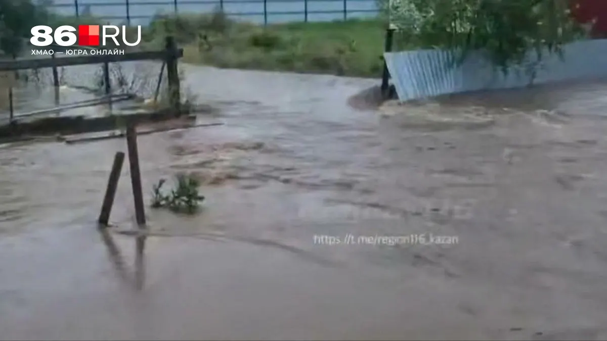 Продолжаются сильные осадки, в Апастовском районе фиксируются подтопления и разрушения, спасатели работают на месте.