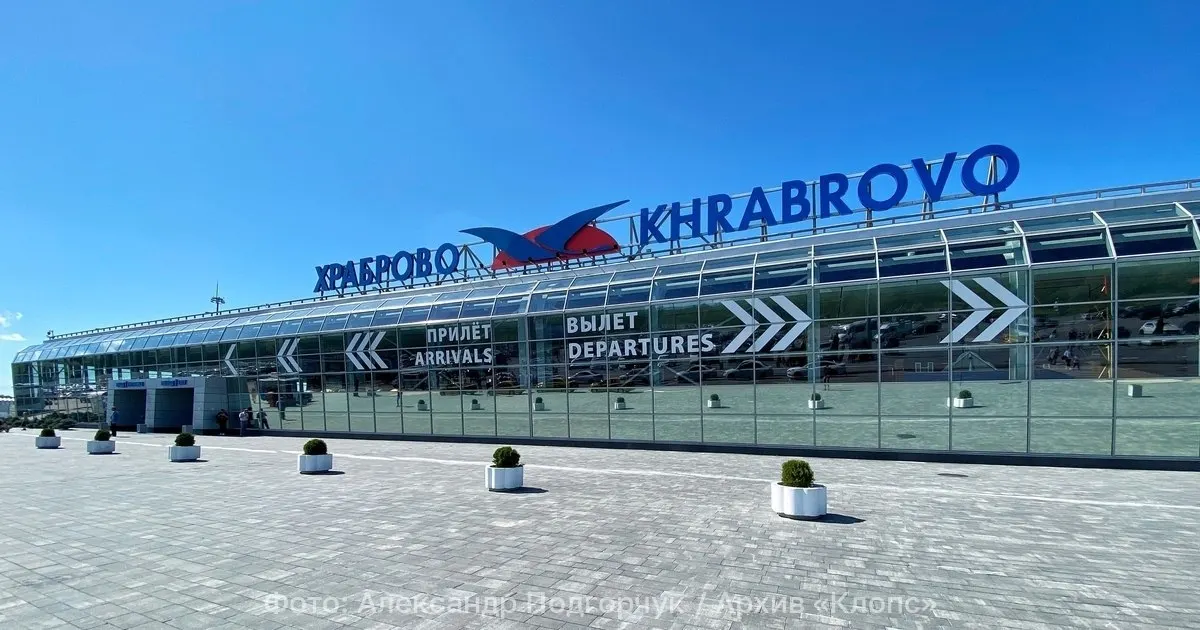 В аэропорту Храброво зафиксировано задержки по нескольким направлениям: в общей сложности 27 рейсов, среди которых самолёты из Москвы, Санкт‑Петербурга, Екатеринбурга, Ижевска и Казани. Пассажиры из Саратовской области ждут свой борт дольше полудня. Рейс в Шереметьево перенесён с 0:15 на 13:00. Остальным путешественникам задержки составляют 1–3 часа.
