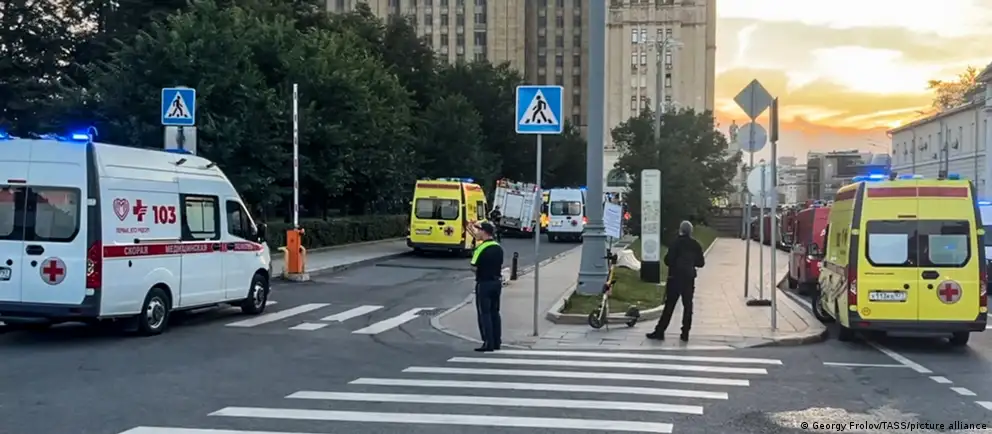 Вечером в центре Москвы прогремел взрыв у входа в ресторан. По данным следствия, погибли семь человек, несколько находятся в тяжёлом состоянии. В качестве возможной цели рассматривается главком Воздушно-космических сил Александр Чайко. Возбуждено дело по статье о террористическом акте.