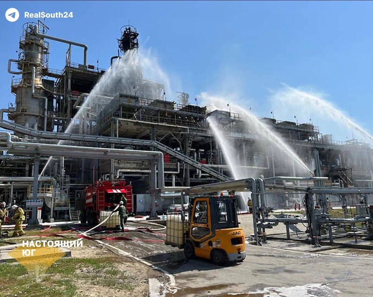 Август оказался тяжелым месяцем для российской нефтепереработки: зафиксировано множество атак на НПЗ, переработка снизилась, бензин дорожает и возникают перебои в регионах.