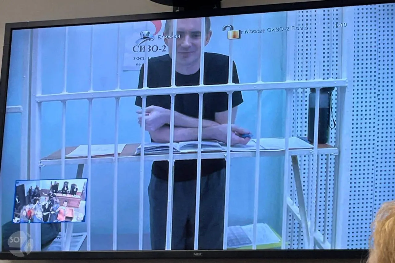 В Екатеринбурге и Свердловской области произошли атаки дронов, приняты судебные решения и обсуждаются политические вопросы и экономика; региональные настроения остаются напряжёнными.