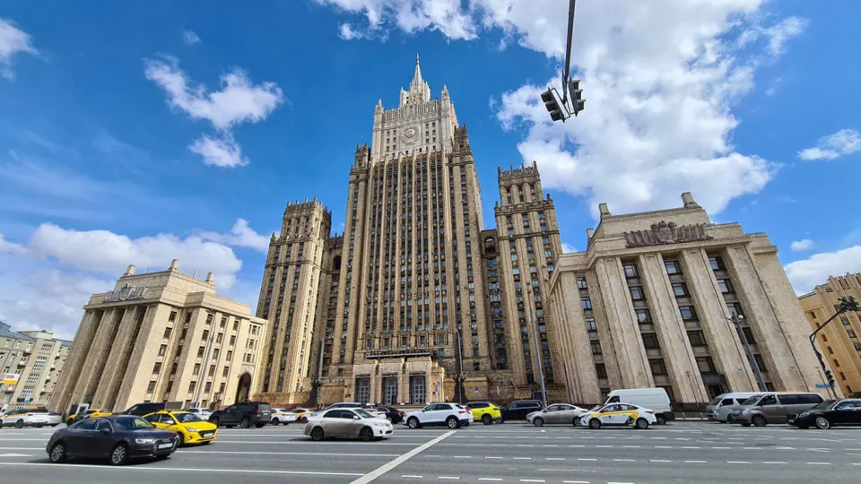 Заместитель министра иностранных дел заявил, что любые попытки остановить боевые действия без устранения первопричин кризиса недопустимы; Москва настаивает на дипломатическом решении.