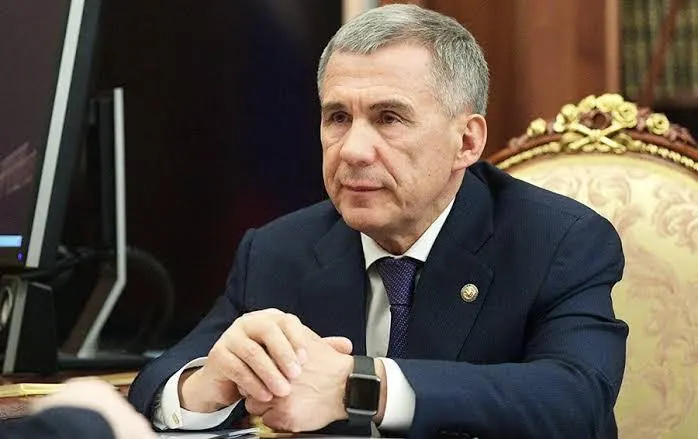 Руководитель региона якобы контролирует гостинично-девелоперский холдинг, оформленный на супругу, с недвижимостью в Татарстане, Москве и Дубае; разница между official доходами и активами вызывает вопросы.