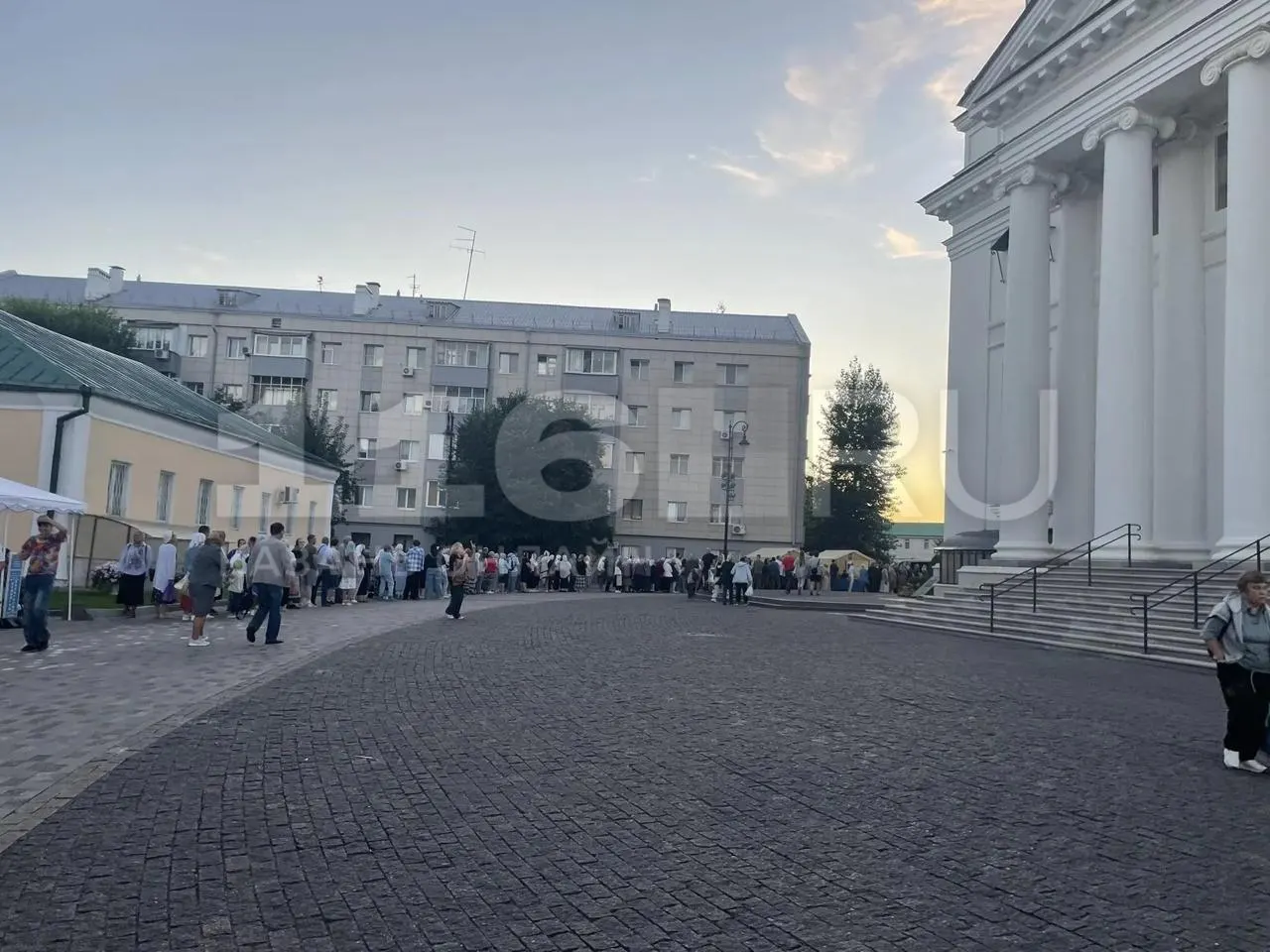 Ковчег со святыней привезён в Казань; верующие выстроились в очередь, чтобы поклониться мощам, доступным до 25 августа. Обычно святыня хранится на острове Корфу.