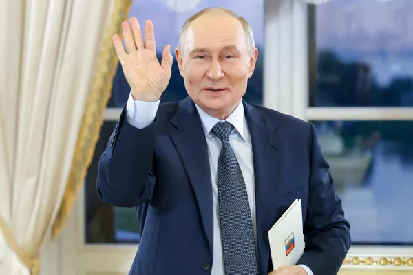 Президент России посетил столицу Бурятии. В рамках визита он возглавит заседание по развитию общественного транспорта и обсуждению инфраструктурных вопросов региона.