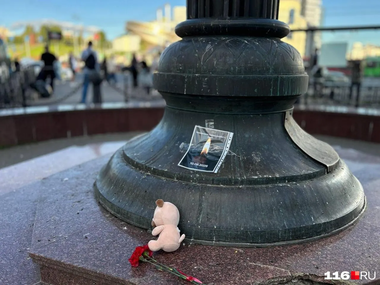 14-летний подросток организовал мемориал у часов на Баумана в память о погибших в Нижнекамске.