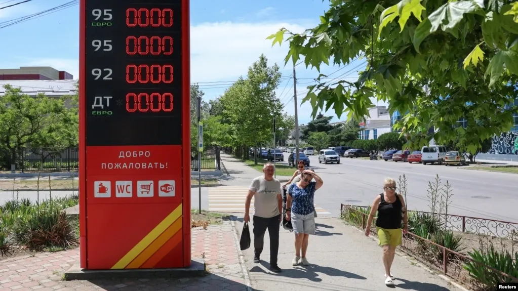 В Геленджике и окрестностях бензин закончился; власти опубликовали перечень работающих заправок, но очереди перед станциями продолжаются.