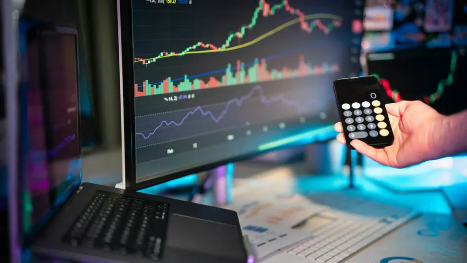 Рассматривается риск блокировок USDT, влияние на рынок и планы ПСБ по выпуску собственных цифровых инструментов.