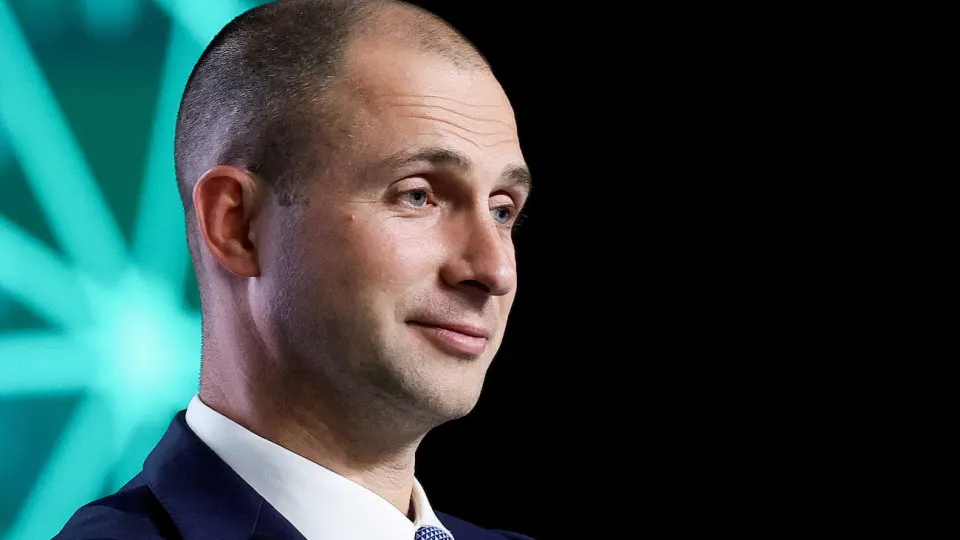 За первое полугодие 2026 года VK зафиксировала чистый убыток 3,8 млрд руб., выручка выросла на 12% до 81 млрд руб., однако прибыльности достичь не удалось; во втором квартале компания получила символическую прибыль, связав её с распродажей активов.