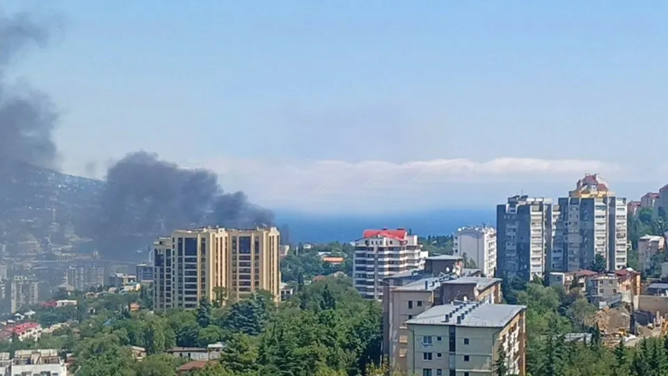По данным местных властей, набережная Ялты пережила пожар после нападения беспилотников; власти призывают соблюдать меры безопасности и эвакуироваться.
