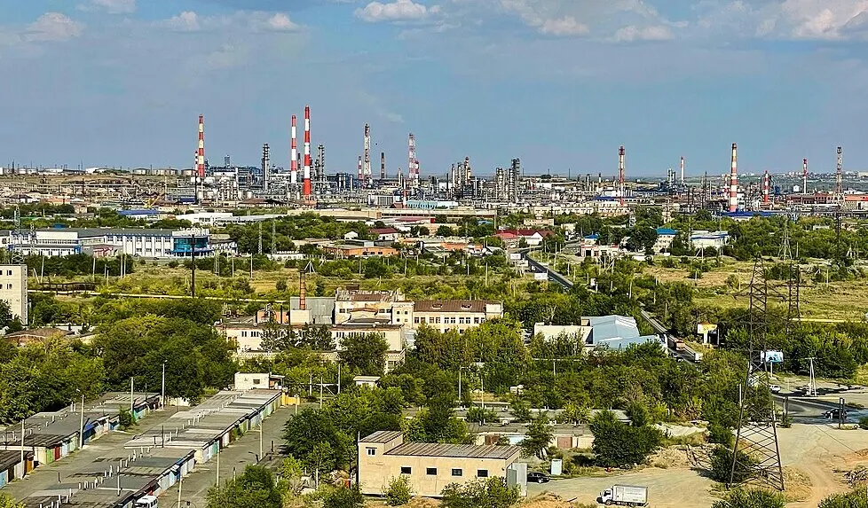 После удара по Орскому НПЗ завод остановлен, ремонт может занять месяцы; власти вводят режим раздельной заправки и ищут дополнительные поставки топлива.