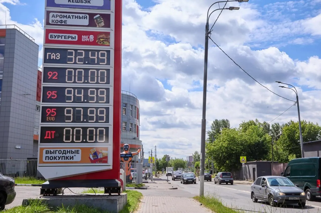 ФАС фиксирует ускорение надзора за ценами на топливо: к середине сентября возбуждено 55 дел и вынесено 83 предупреждения, преимущественно против независимых АЗС.