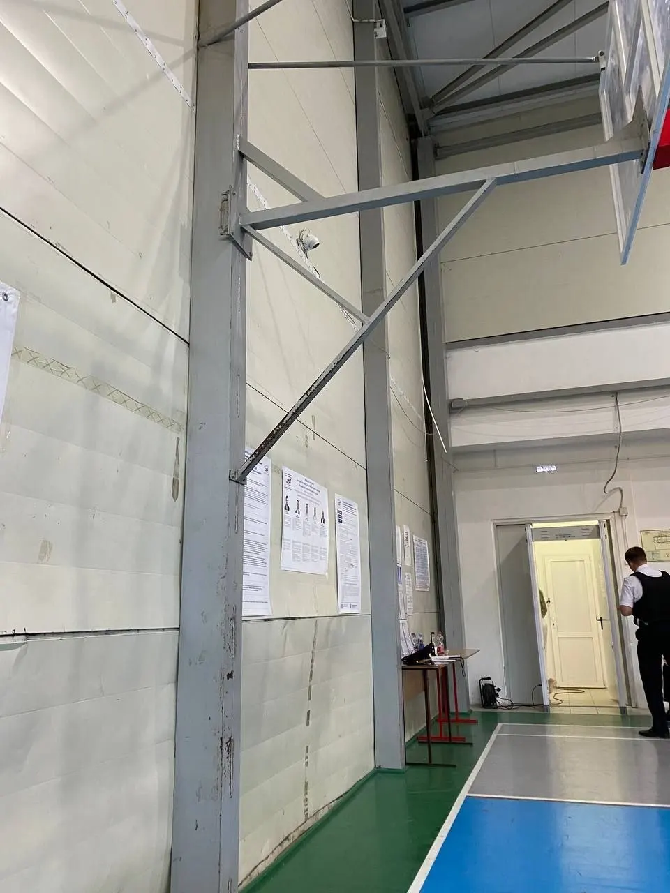 Во второй день трёхдневного голосования независимые наблюдатели фиксируют нарушения процедур и ограничения доступа к участкам по всей стране.