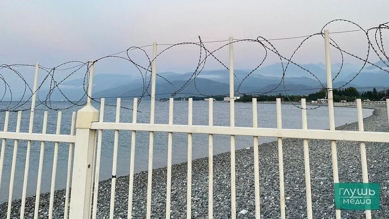 Минэкономразвития сообщает, что в прошлом году россияне сделали 92 миллиона поездок по России (+2% к 2024 году); на человека приходится около 0,63 поездки в год. Выездной турпоток вырос на 9% и достиг 30 млн, лидеры направления — Турция, Абхазия и Казахстан.