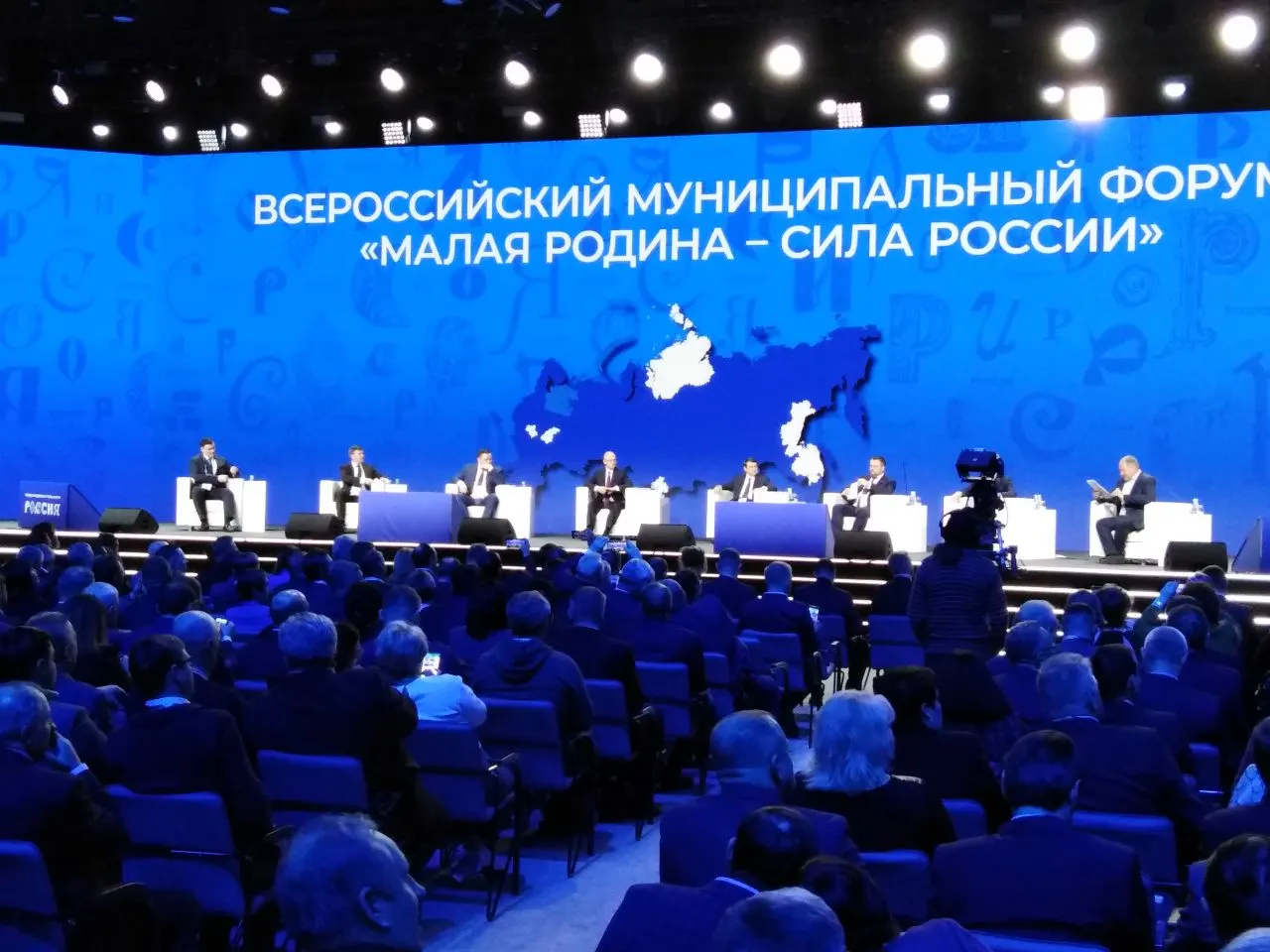 Указ устанавливает ежегодные форум и церемонию награждения представителей муниципального сообщества; ответственность за организацию возложена на Сергея Кириенко, организатор — Всероссийская ассоциация развития местного самоуправления.
