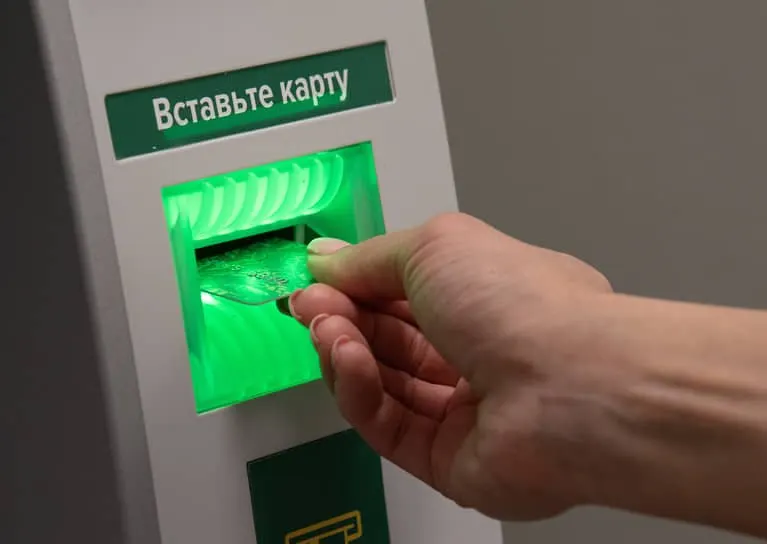 Новые поправки вводят основание для блокировки счетов по частичному совпадению данных клиента с данными лица из санкционного перечня; банки смогут временно приостанавливать операции.