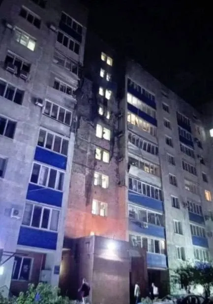 За ночь по России прошла волна атак беспилотников: поврежден порт Усть-Луга и жилой дом в Новокуйбышевске, есть данные о раненых и погибших в нескольких регионах, включая Белгородскую область и Киевское направление.