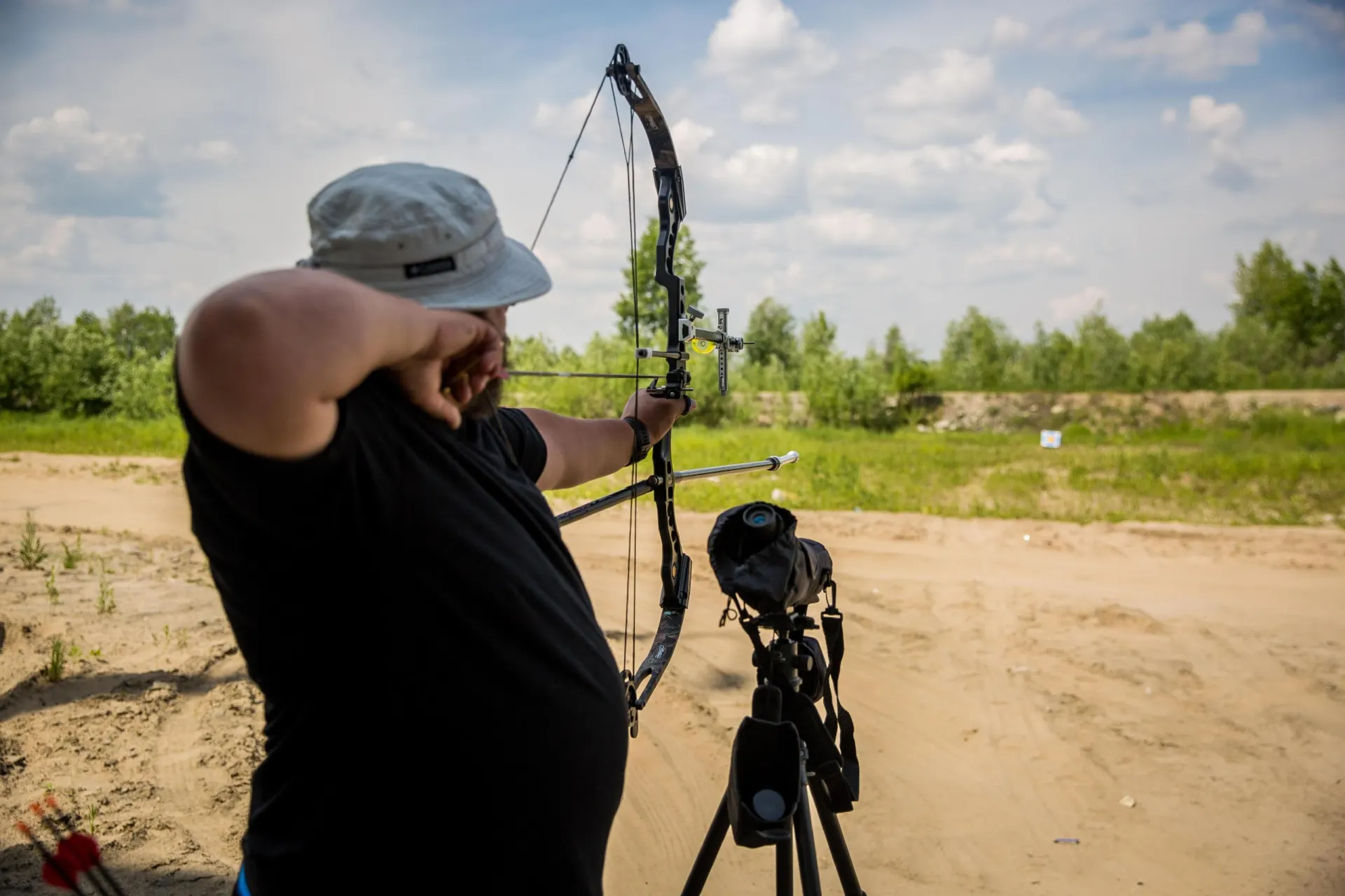 Юный спортсмен из Рязани одержал победу среди юниоров до 21 года на турнире по стрельбе из лука в Казани.