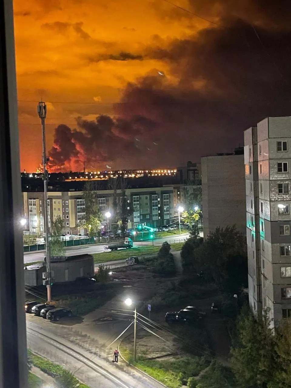 Дроны атаковали Ярославскую и Ростовскую области, повредив НПЗ и повлекли отключение электроэнергии в части Ростова; жертвы не зафиксированы.