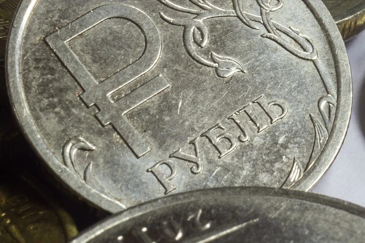 Государство подчёркивает управляемость дефицита на фоне низкого госдолга и ориентацию на создание условий для частных инвестиций.