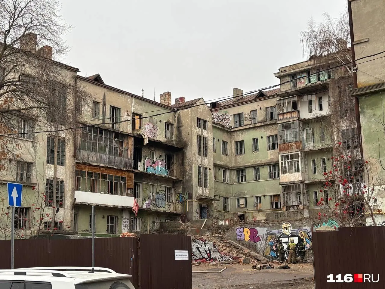 В Казани обсуждают проект создания элитного ЖК на берегу Черного озера путем частичного сноса исторического здания; обсуждаются вопросы сохранения памятника и общественные слушания.