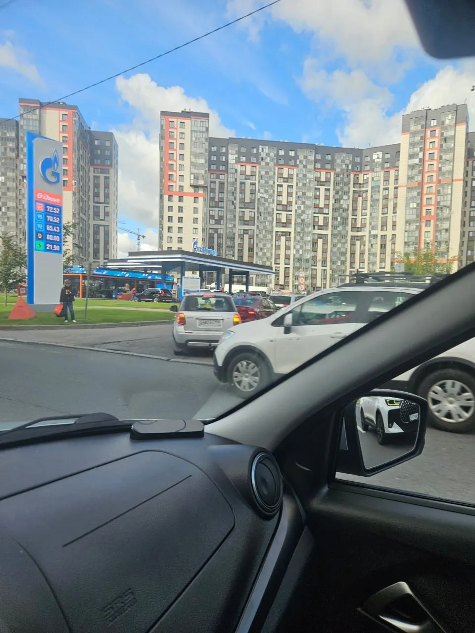 Проблемы с поставками бензина затронули множество регионов: очереди на заправках растут, цены скачут. Водителям приходится ждать, а экстренные службы сталкиваются с дефицитом топлива.