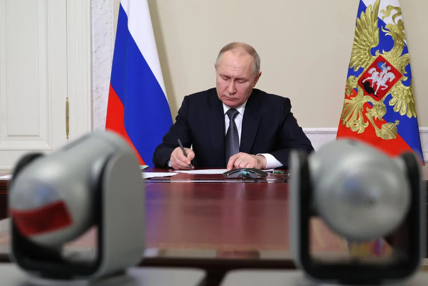 Президент распорядился передать активы нескольких предприятий во временное управление, среди них Tarkett; детали регистрации указывают на неоднозначность идентификации компаний.
