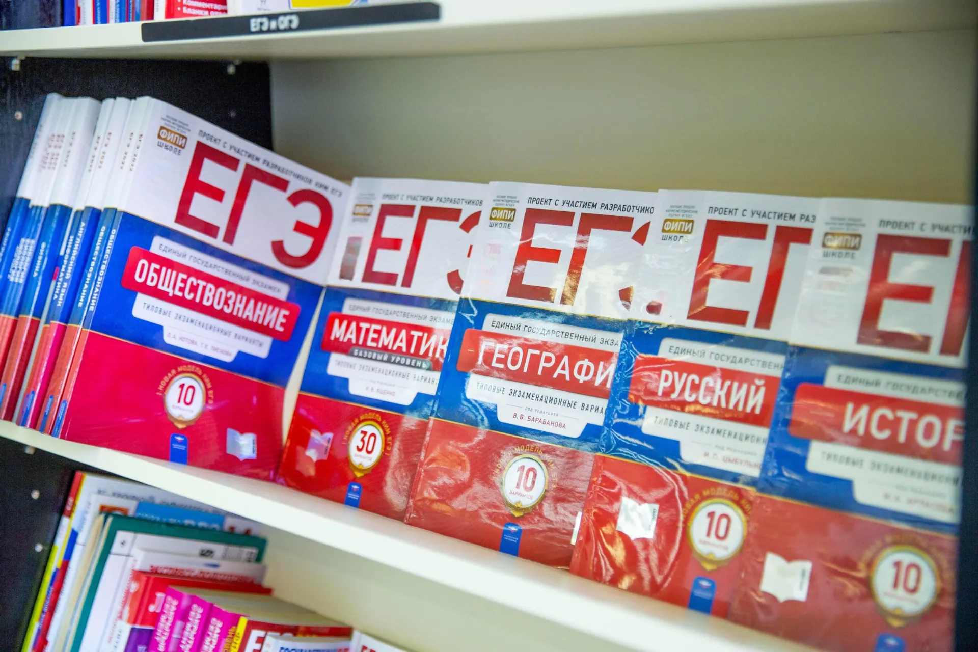 Изменения коснутся двух предметов ЕГЭ: количество заданий возрастёт, но время на экзамены останется прежним.
