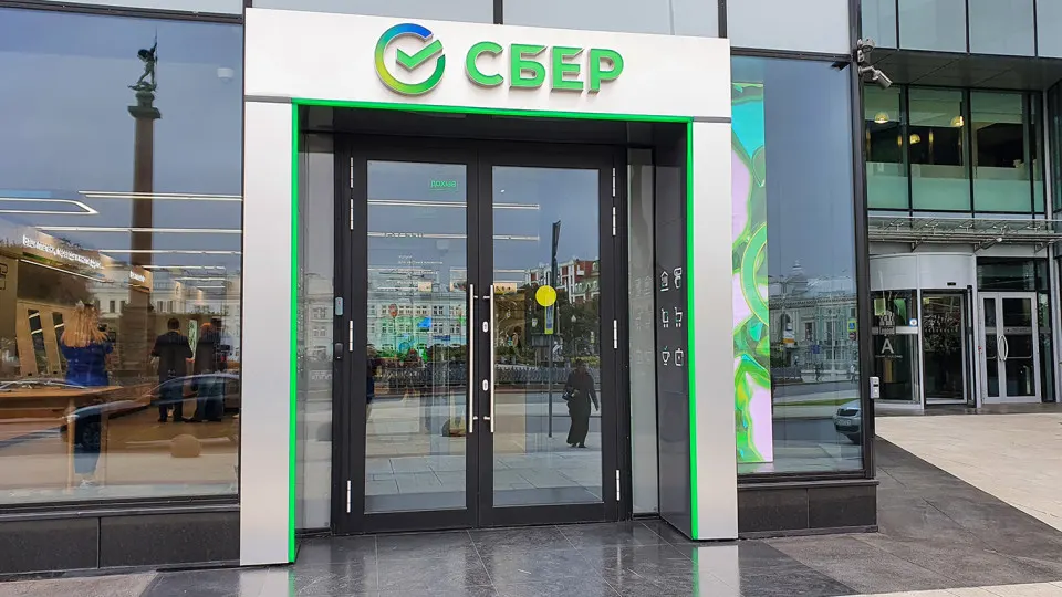 Крупнейший банк фиксирует рост проблем в своих активах, что влияет на экономику и прогнозы на будущее.