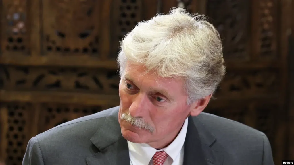 Россия и Украина готовы к трехсторонним переговорам в составе Украины, России и США, однако военные действия не прекращаются, Москва нацелена на военные объекты, Зеленский настаивает на суверенитете и санкциях, обсуждается влияние НАТО.
