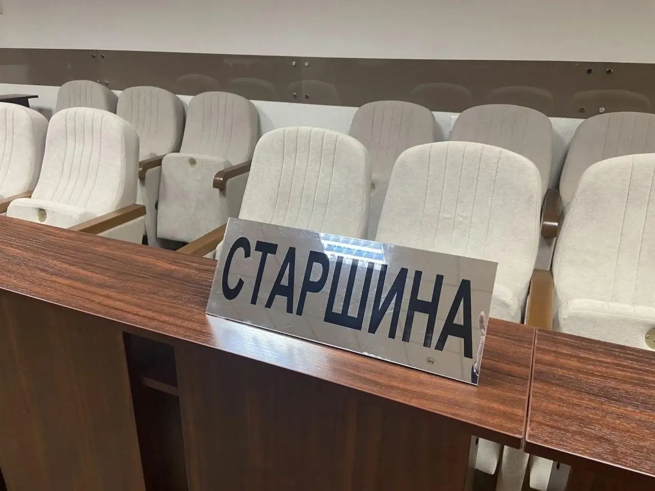 Сокращение числа заседателей вдвое и новая роль судьи в совещательной комнате — обзор предлагаемых изменений в системе присяжного судопроизводства.