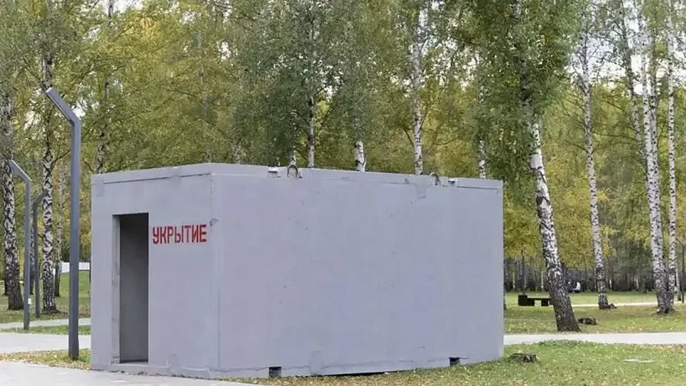 В Республике Татарстан разворачивают пилотный проект по сооружению защитных укрытий для населения в случае атак дронов. Первая конструкция размещена в Нижнекамске, далее укрытия планируют строить в парках и скверах.