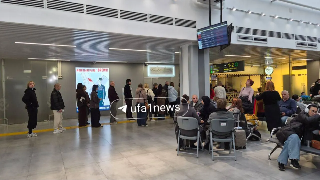 Пассажиры ждут вылетов: рейс до Москвы перенесён на вечер, а другие направления — в Оренбург, Екатеринбург и Казань.